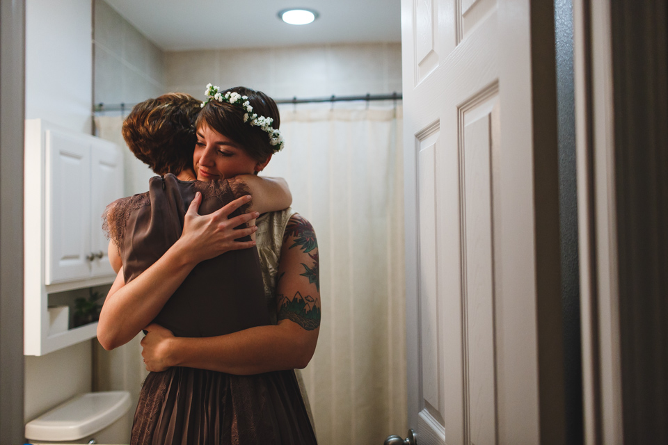 bride hugging mom at portland oregon wedding